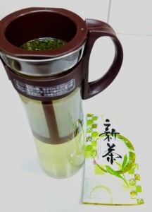 緑茶葉の入ったポットに水を淹れた