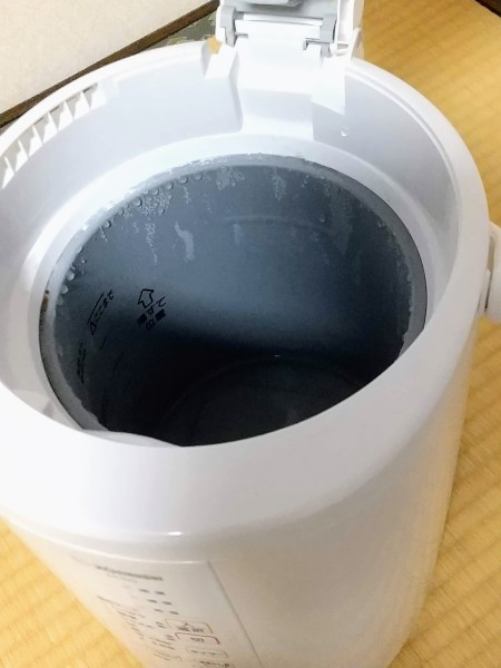 加湿器ポットの蓋を開けた状態